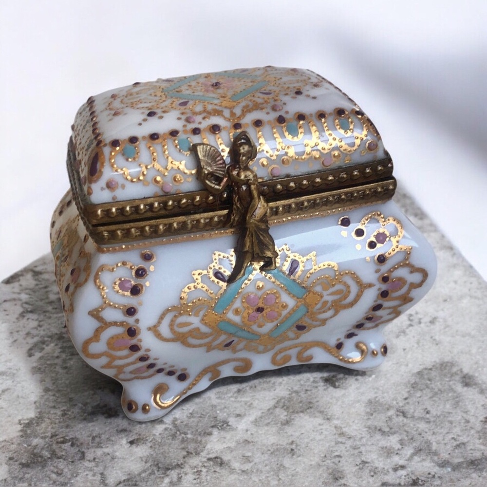 Vintage Limoges Porcelain Trinket Box Hand Painted Gilt Victorian Lady￼ Clasp